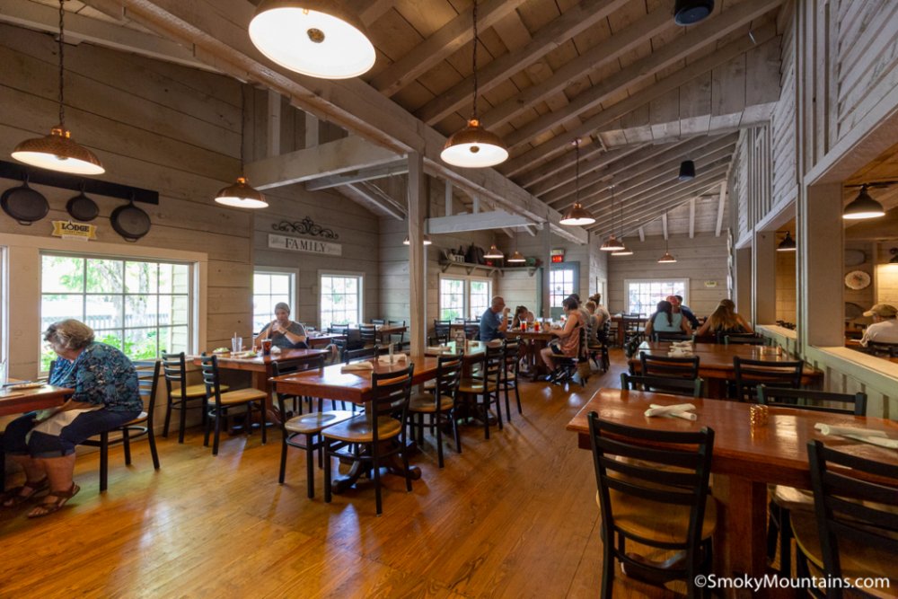 Aunt-Grannys-Dollywood-Restaurant-7-1-1024x683.jpg