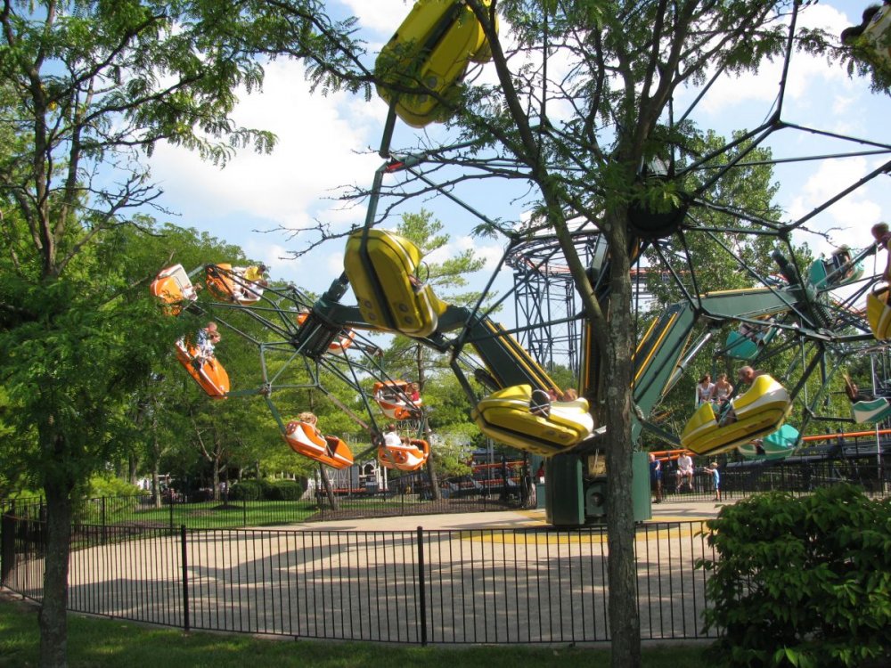 1200px-Shake,_Rattle_&_Roll_(Kings_Island)_2009_01.jpg
